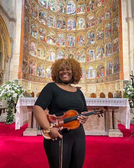 Jacqueline Mills with her violin 1