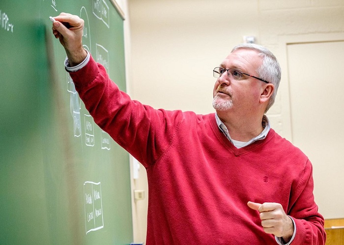 Lucasse Recipient Robert Batsell teaches a class