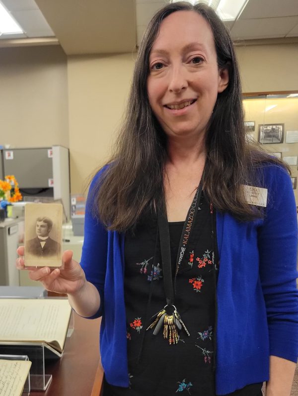 Lisa Murphy with the portrait of