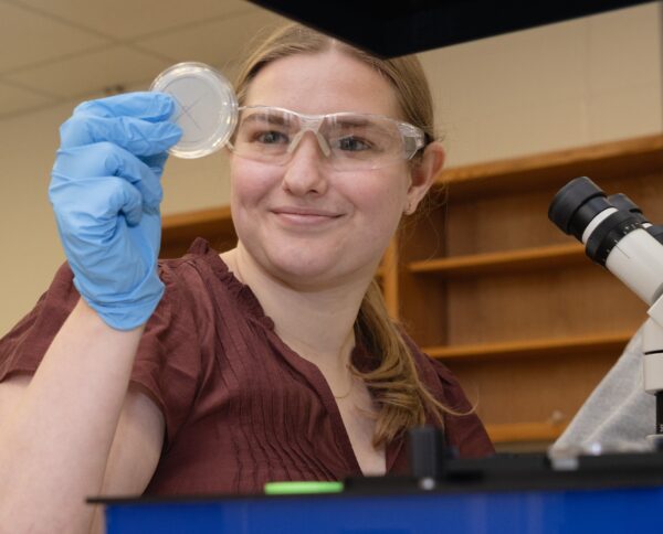 Sara Cate Finks works in the summer resesarch lab of Dwight Williams