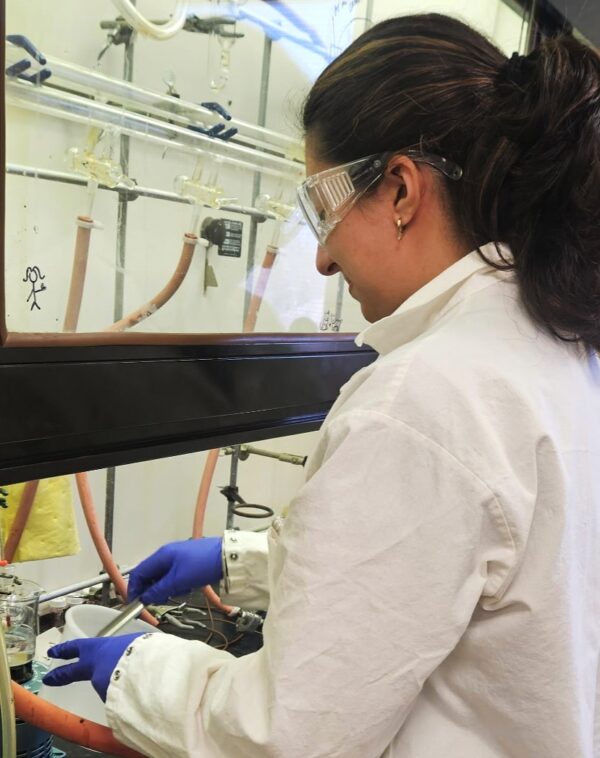 Simran Magnan '29 shows resilience while working in the lab of Daniela Arias-Rotondo