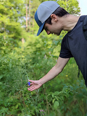 Eli Edlefson '23 surveying local plants