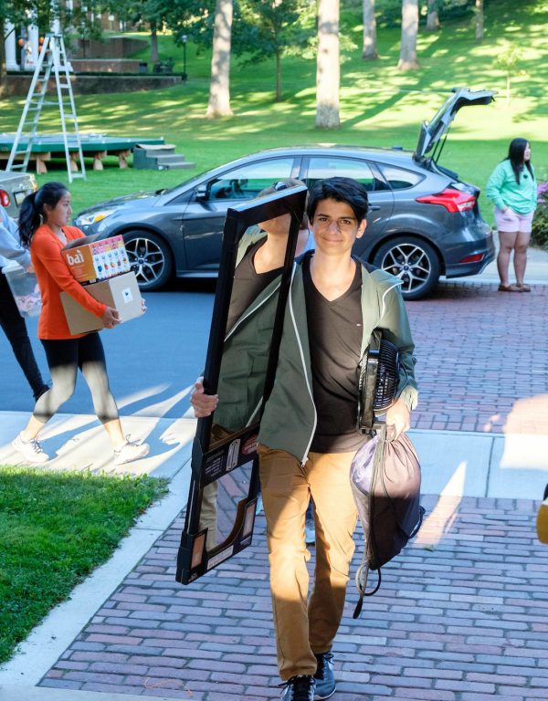 Student moving in on move-in day 2017