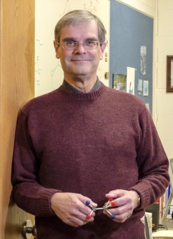 Alumni Honor Retiring Professor with Research Fellowship