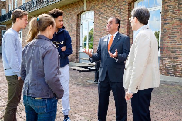 President Jorge Gonzalez speaking with students