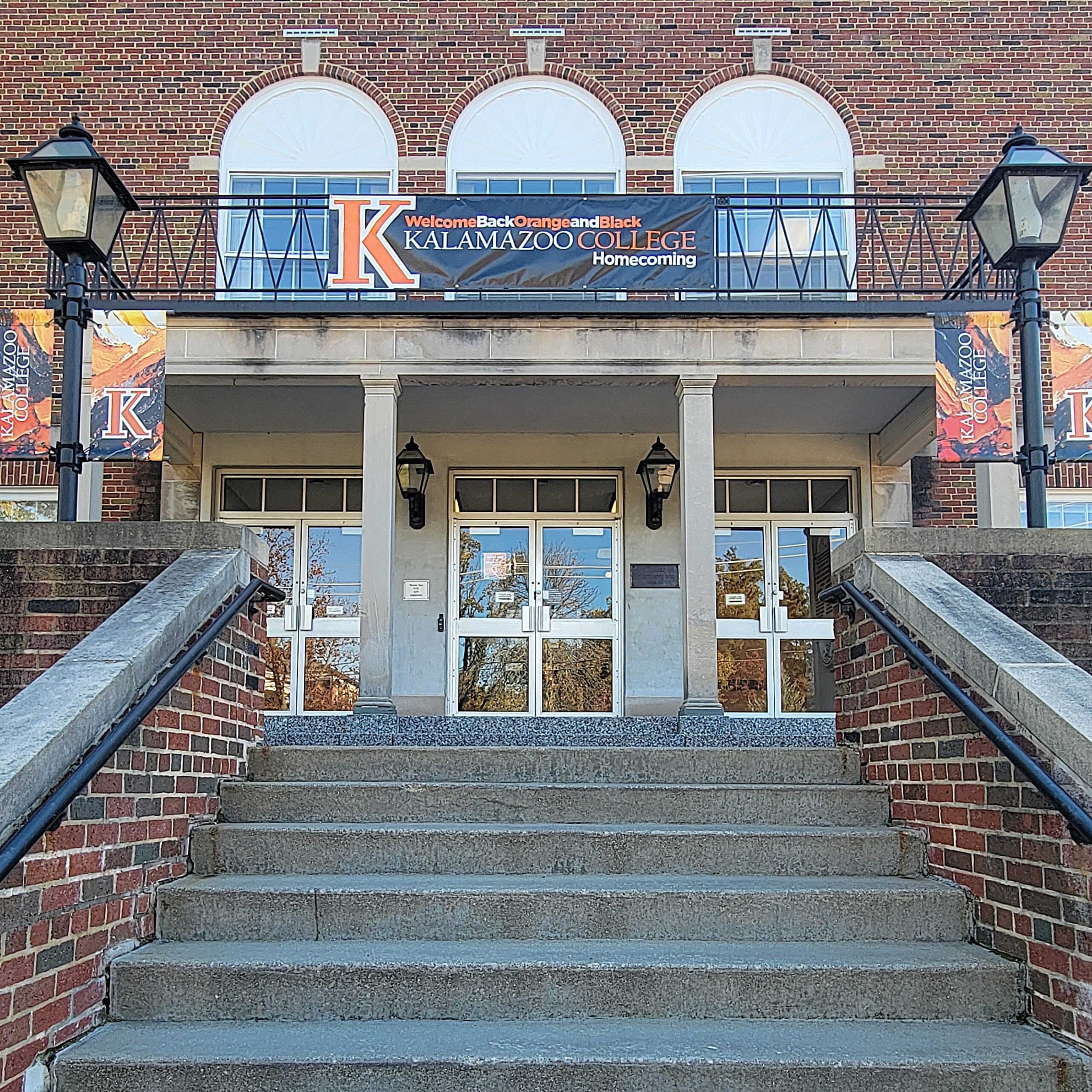 Front entrance of Mandelle Hall includes a Homecoming banner